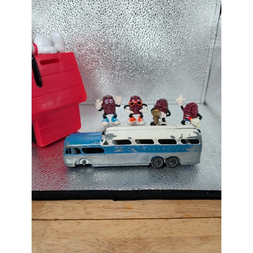 1966 Peanuts Snoopy Doghouse Red Coin Bank 4 California Raisins & Greyhound Bus